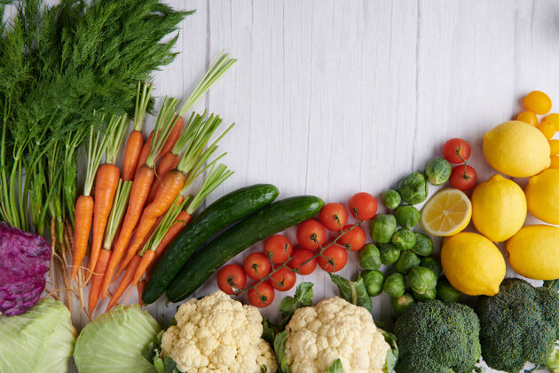 食物食物摄影不同的水果和蔬菜在白色的木制桌面上绿色配料沙拉