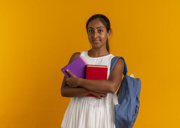 女高兴的小女生背着书包拿着书橙色女青少年