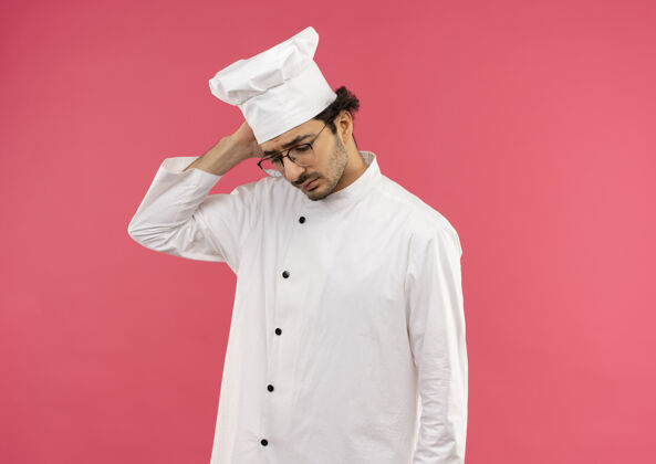 悲伤看着一个身穿厨师制服 戴着眼镜 手举在头上的年轻男厨师年轻眼镜厨师