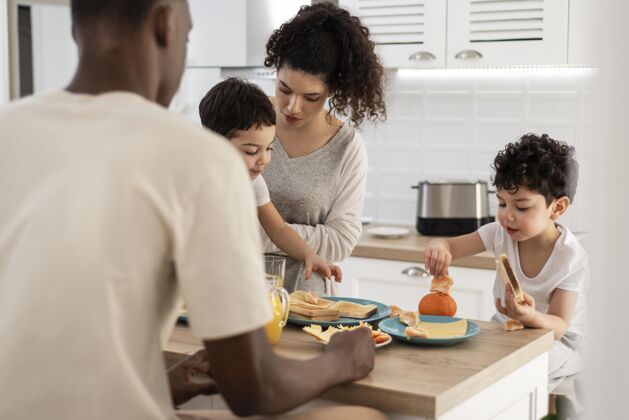 家庭快乐的黑人家庭一起享用早餐微笑父母黑人