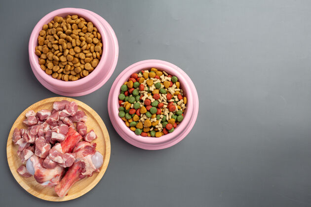 堆健康新鲜的宠物食品配料在黑暗的表面开销食物蛋白质