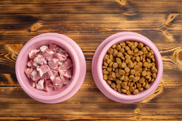 营养健康新鲜的宠物食品配料在黑暗的表面膳食干食物
