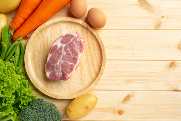 肉健康新鲜的宠物食品配料在黑暗的表面蛋白质膳食猪肉