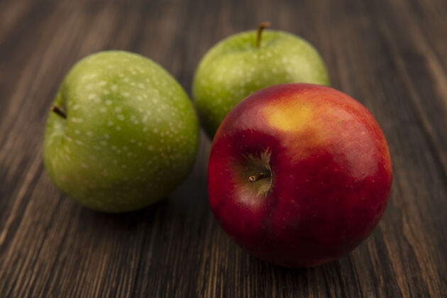 苹果新鲜的甜苹果和五颜六色的俯视图隔离在一个木制的表面新鲜配料木材
