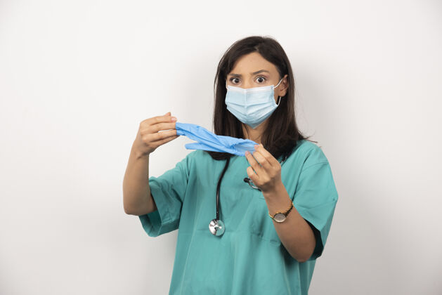 医疗戴着医用口罩 戴着白底手套的女医生职业工作听诊器