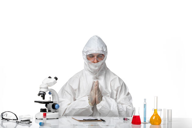 病毒正面图男医生穿着防护服 戴着口罩在白色空间祈祷男性医生专业正面