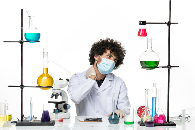 男性正面图：男化学家 穿着医疗服 戴着面具 脖子在白色区域疼痛科学面具前面