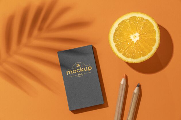 水平平铺的纸文具与铅笔和柑橘水果平面文具
