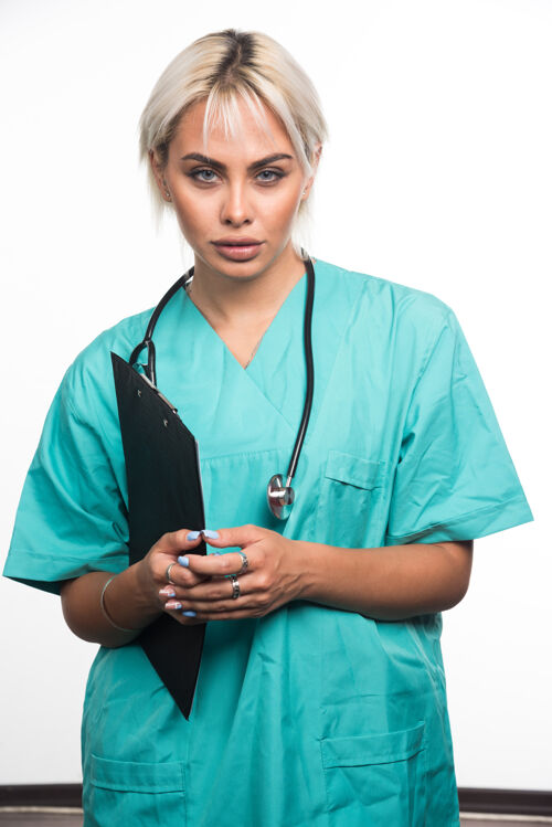 成人女医生拿着剪贴板在白色的表面人类拿着文件