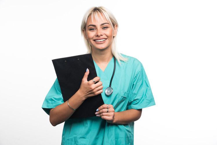 医疗面带微笑的女医生拿着白纸上的剪贴板文件夹护理制服