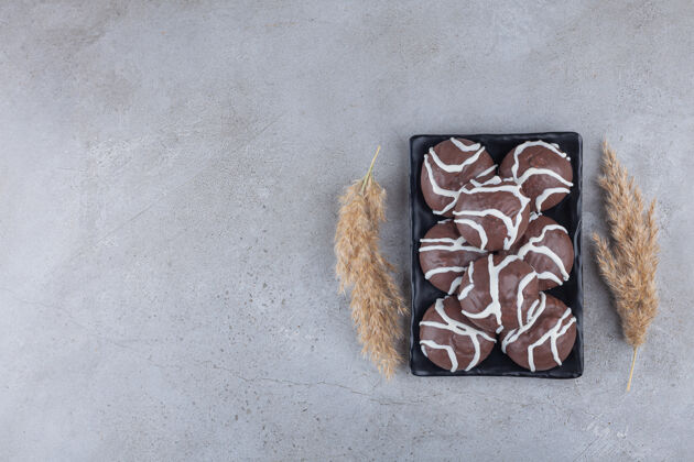 脆涂有白巧克力和黑巧克力的短面包饼干面包房短面包饼干