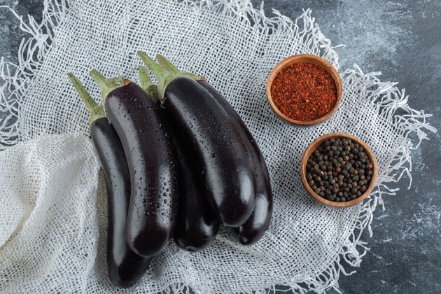 饮食新鲜的有机紫茄子和香料 红黑胡椒放在袋子上生态菜单茄子