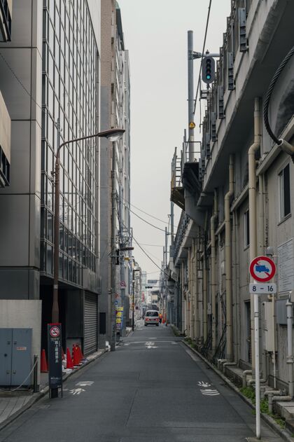 建筑美丽的日本城市 街道狭窄空街大都市路面