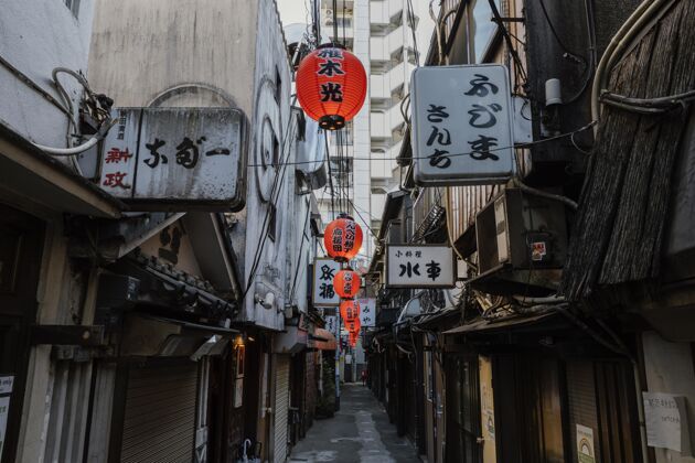 白天白天狭窄的日本街上有灯笼路面街道空街