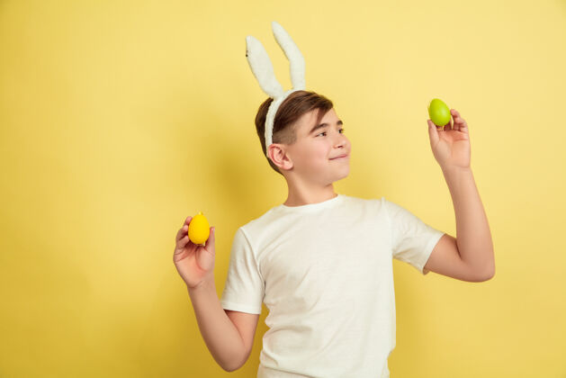 明亮复活节兔子男孩与明亮的黄色情感黄色疯狂趋势