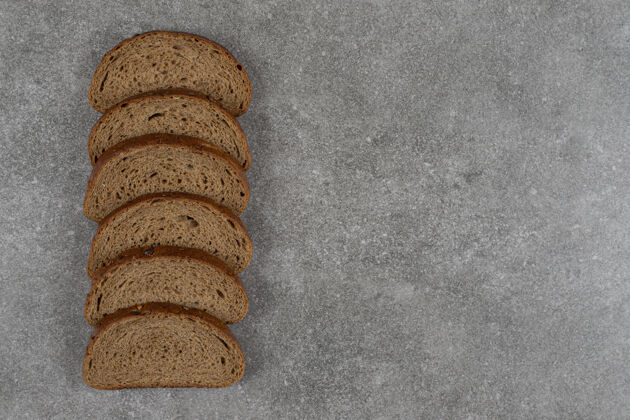 面包房在大理石表面切黑面包自制谷物面包皮