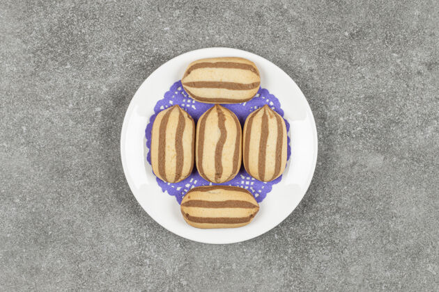 脆美味的巧克力条纹饼干放在白色盘子里好吃巧克力面包房