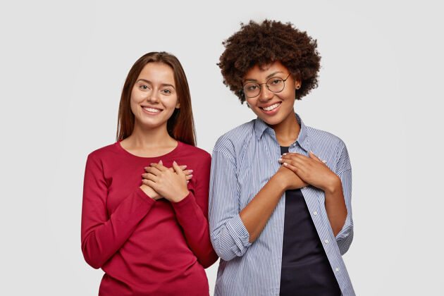 友谊善良的夫妇双手放在胸前 表达感激之情女性镜头衬衫