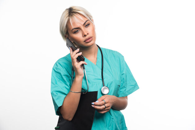 女士女医生一边拿着白板一边打电话站电话听诊器