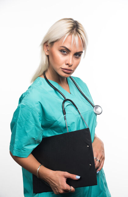 文件夹女医生拿着写字板在白色的表面上看着很严肃医院医生拿着