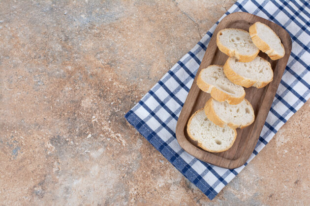 食品用桌布把面包片放在木盘上法式面包美味面包皮