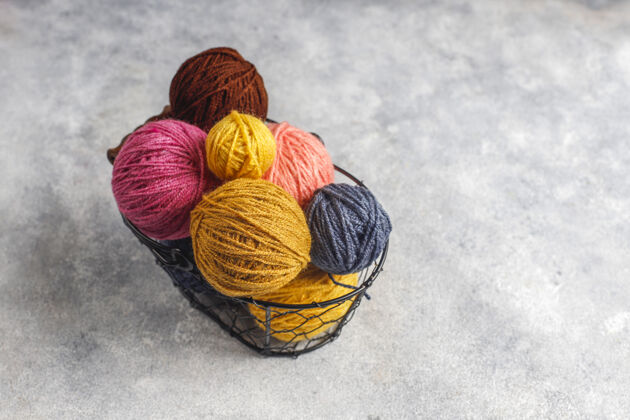 针织针用针线编织成不同颜色的纱线球纱毛纺