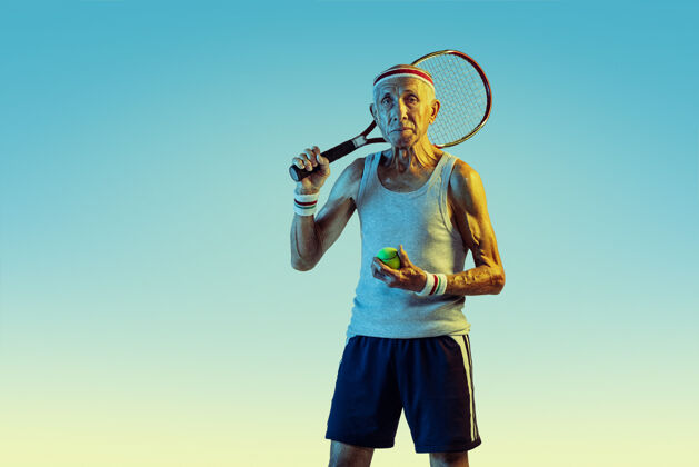 打球穿运动服的老人在斜坡上打网球爱好单人比赛