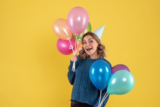 生日手持黄色气球的年轻女性气球飞机举行