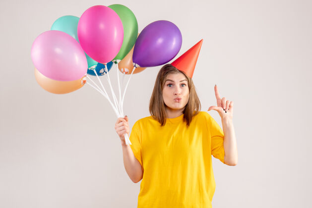 举行手持白色气球的年轻女子生日气球情感