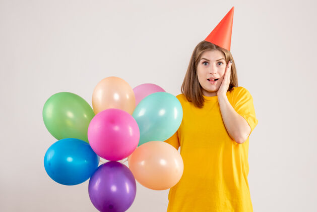 年轻的女性手持白色气球的年轻女子举行生日聚会