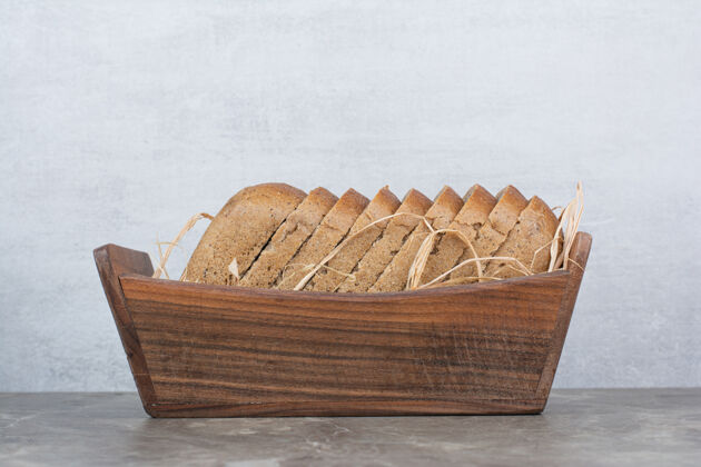 切片木碗里的黑麦面包片黑麦芳香面包