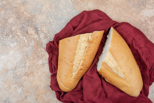 面包房新鲜的面包和大理石背景上的红色桌布面包新鲜面包