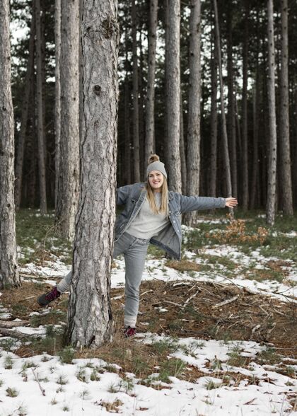 自然全镜头快乐女人摆姿势森林全方位拍摄垂直