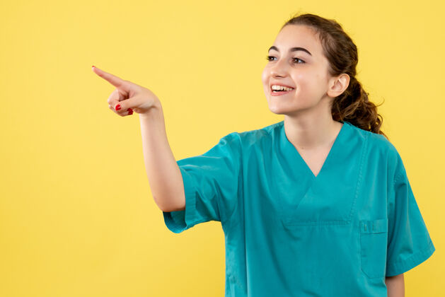 西装正面图黄色背景上年轻的女医生穿着医疗服男人年轻女医生微笑