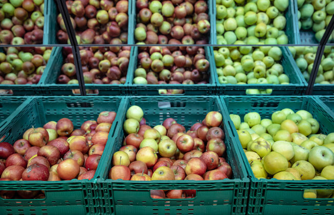 零售新鲜的天然苹果放在超市柜台的板条箱里商场许多超市