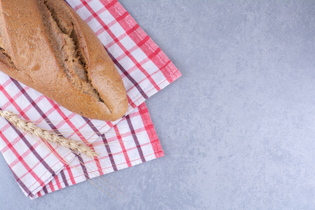 酵母把面包放在大理石表面的毛巾上面包屑面团面包
