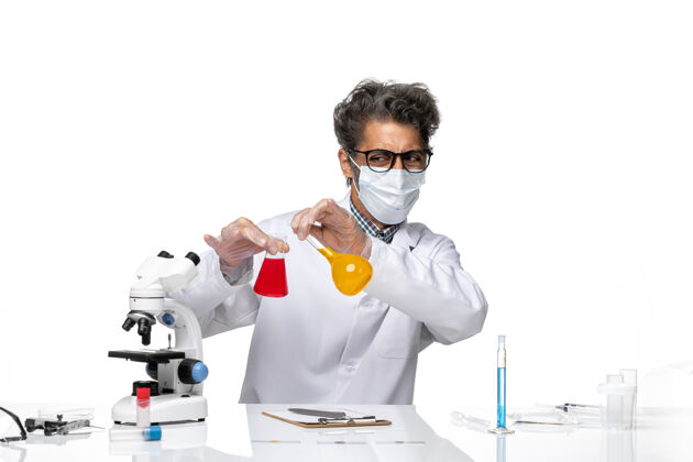 前面正面图中年科学家穿着特制的混合液套装人实验室医学