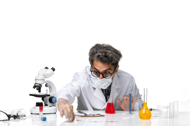 医学正面图身着白色医疗服的中年科学家在工作实验室工作人