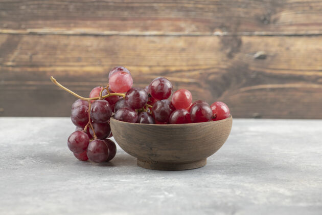 水果在大理石表面放上一碗新鲜的红葡萄多汁成熟农业