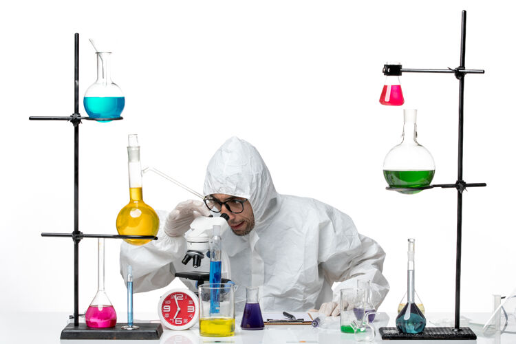 病毒工作过程中穿着特殊防护服的男科学家正面图研究容器化学