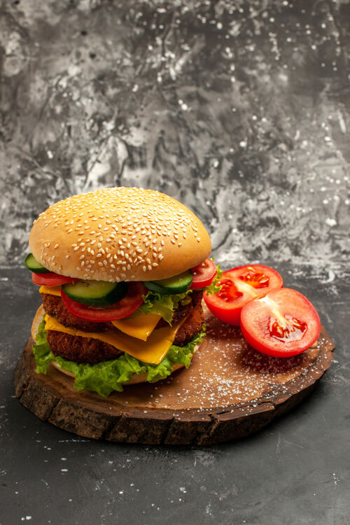 午餐前视图肉类汉堡与蔬菜和奶酪在黑暗的表面三明治面包快餐小吃晚餐快餐