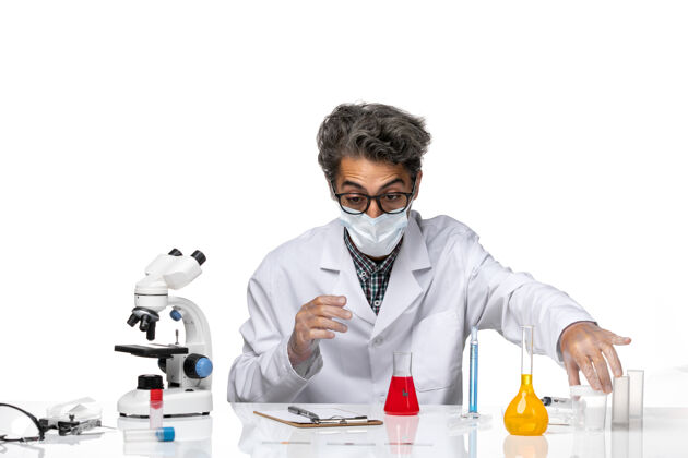 病毒正面图穿着白色医疗服的中年科学家拿着烧瓶实验室烧瓶人
