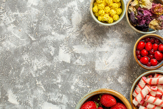 浆果顶视图新鲜的红色草莓和糖果放在白色办公桌上水果甜糖果的颜色水果过滤器甜点