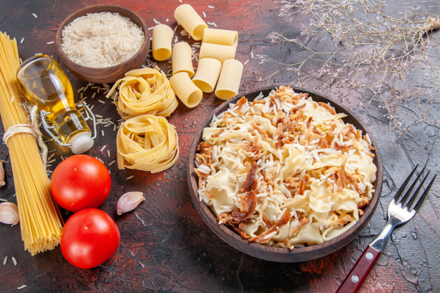 午餐顶视图切碎的熟面团和米饭放在深色地板上面团盘面团深色奶酪肉洋葱