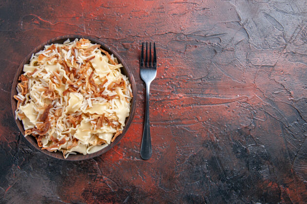 厨房用具顶视图切碎的熟面团和米饭放在深色地板上吃面团炊具抹刀年龄