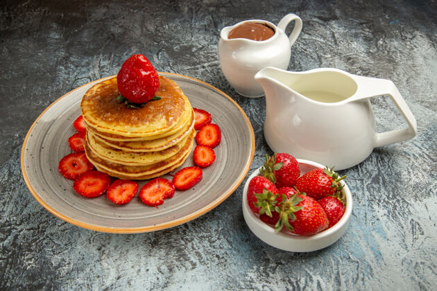 早餐正面是美味的薄煎饼 上面有草莓和蜂蜜 蛋糕水果很甜食物景观刷新