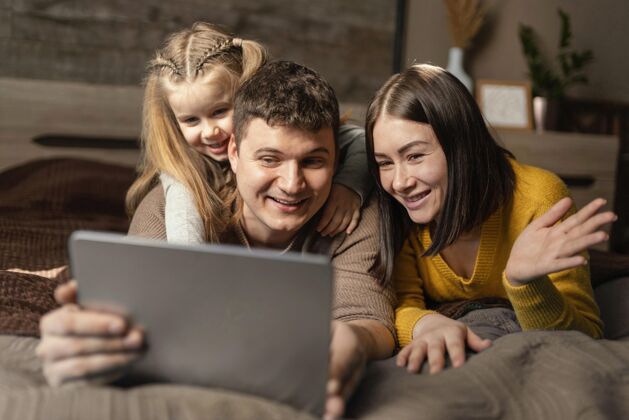 科技中镜头家庭视频通话父母中镜头成人