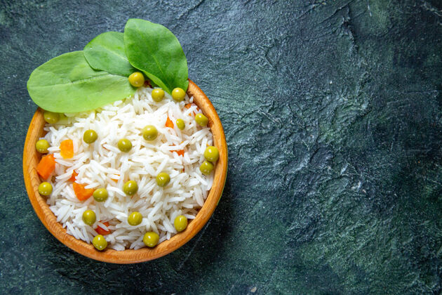 米饭在黑暗的桌子上的小盘里俯瞰美味的绿豆煮米饭健康美味绿色