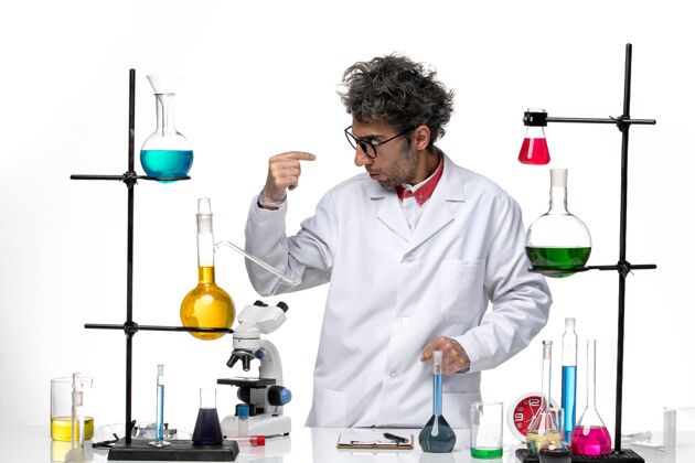 化学前视图穿着白色医疗服的男科学家站着看东西前面等等实验室