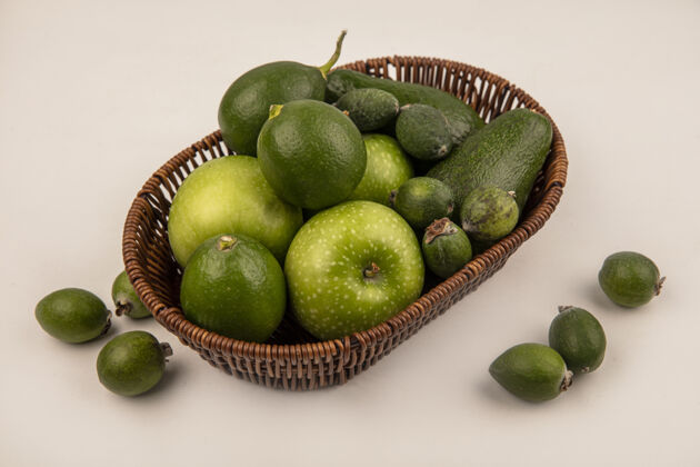 人健康绿色水果的俯视图 如苹果 鳄梨 酸橙和白墙上的水桶食物人桶